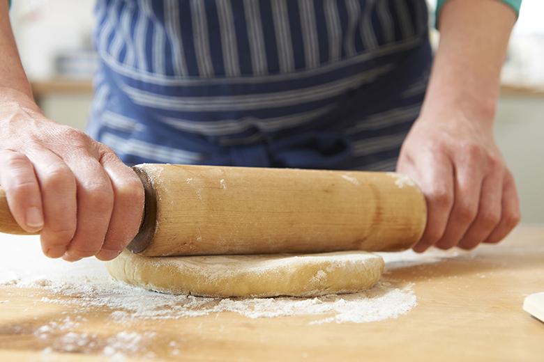 Wie rollt man Mürbeteig richtig aus?
