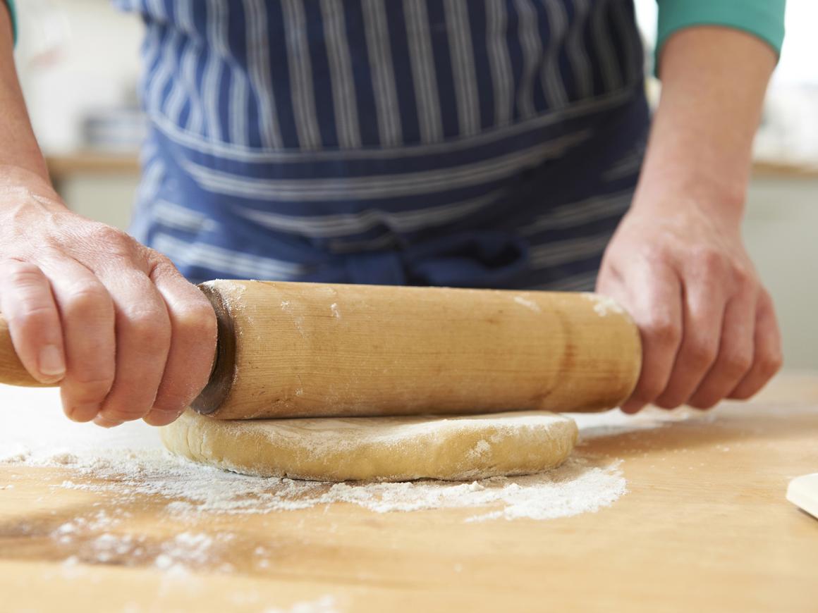Wie rollt man Mürbeteig richtig aus?