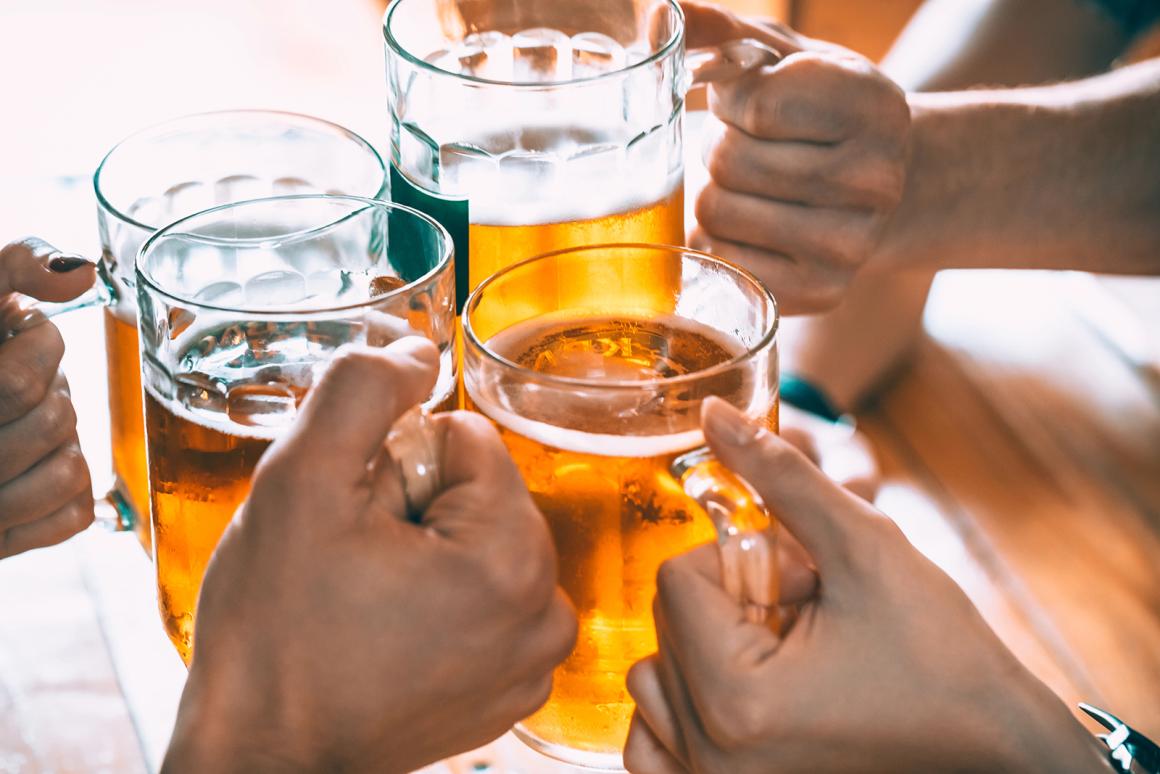 Die besten Begleiter zu deinem Essen: Diese Getränke sind in Berlin besonders beliebt