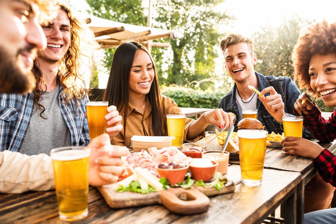 Die besten Begleiter zu deinem Essen: Diese Getränke sind in Berlin besonders beliebt