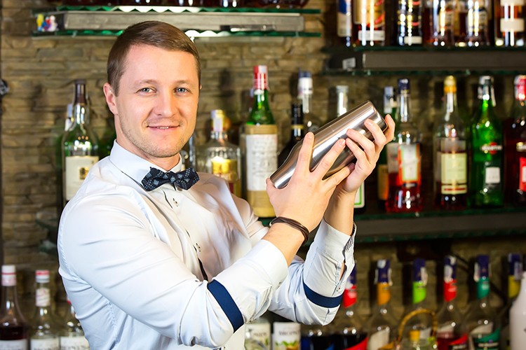 Der Barkeeper – mehr als nur ein Getränkemixer