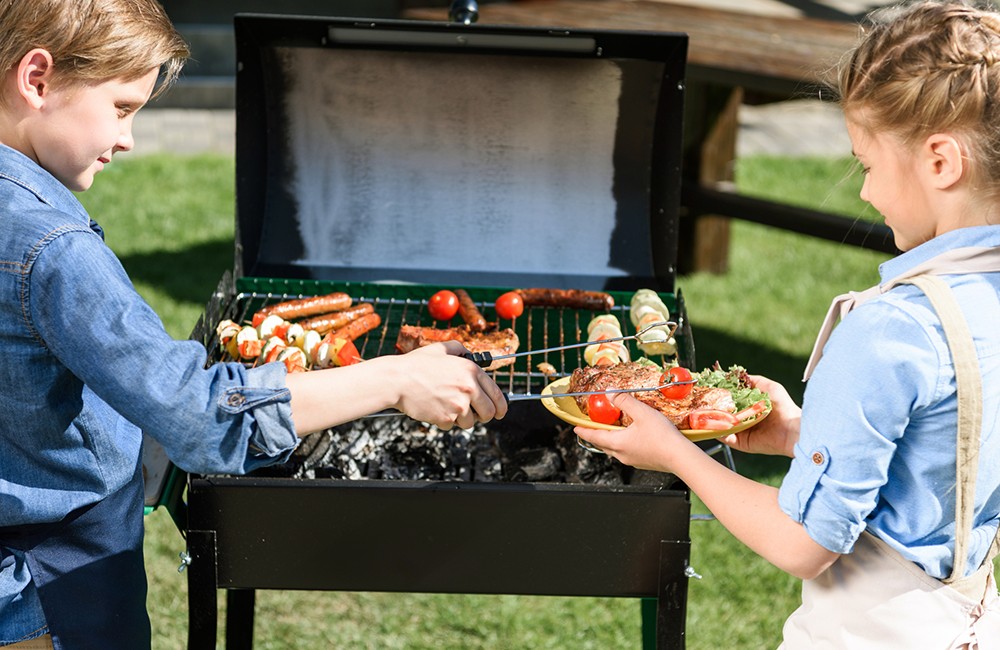 Kinder und Grillen