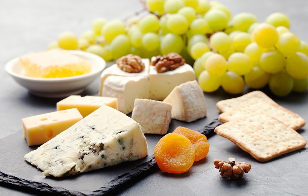 Schließt Käse wirklich den Magen?