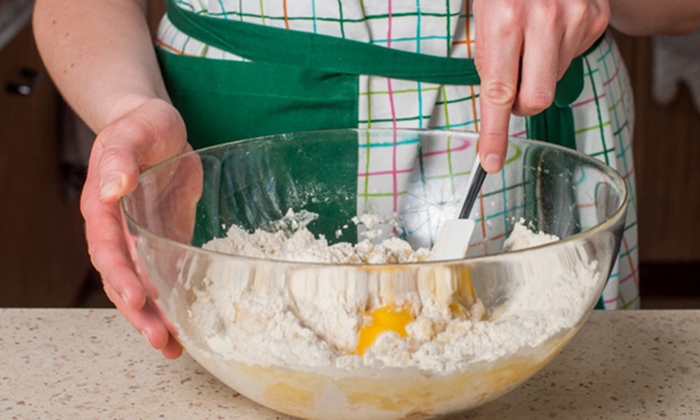 Süßer Hefezopf mit Rosinen