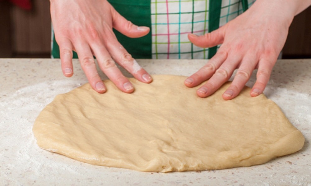 Süßer Hefezopf mit Rosinen
