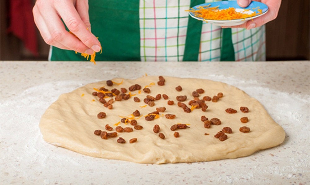 Süßer Hefezopf mit Rosinen