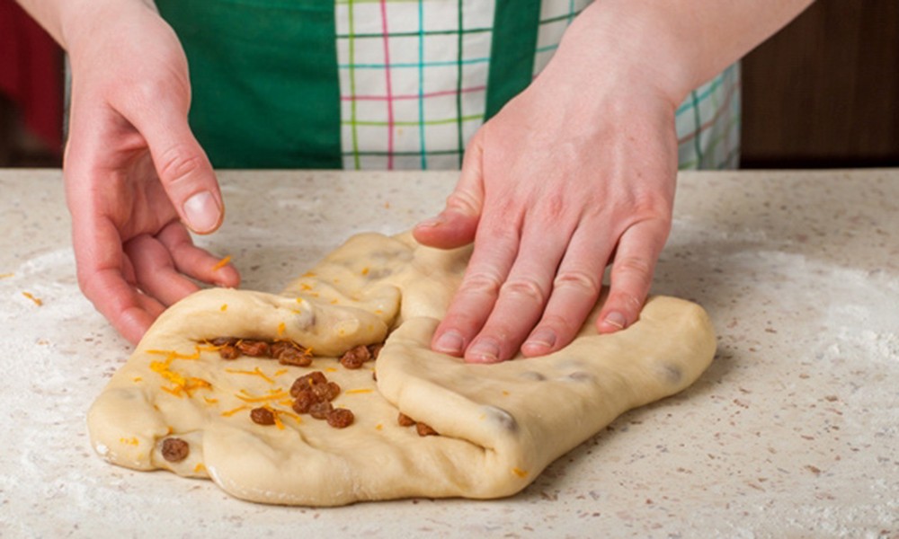 Süßer Hefezopf mit Rosinen