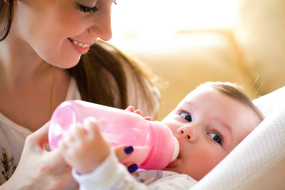 Baby-Ernährung: Stillen und Fläschchen 