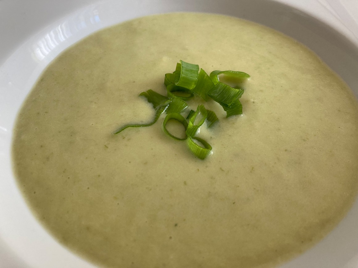 Cremesuppe mit Frühlingszwiebeln und Kartoffeln