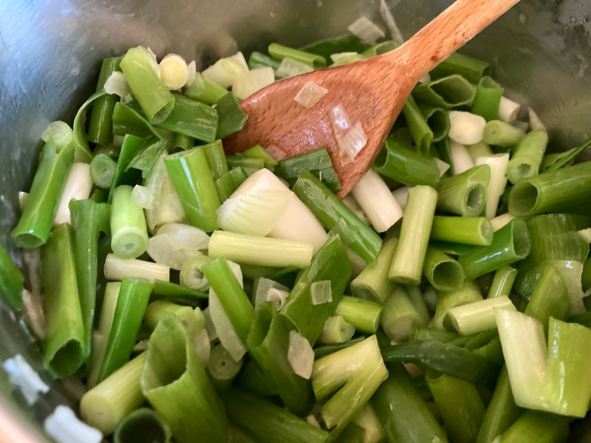 Cremesuppe mit Frühlingszwiebeln und Kartoffeln