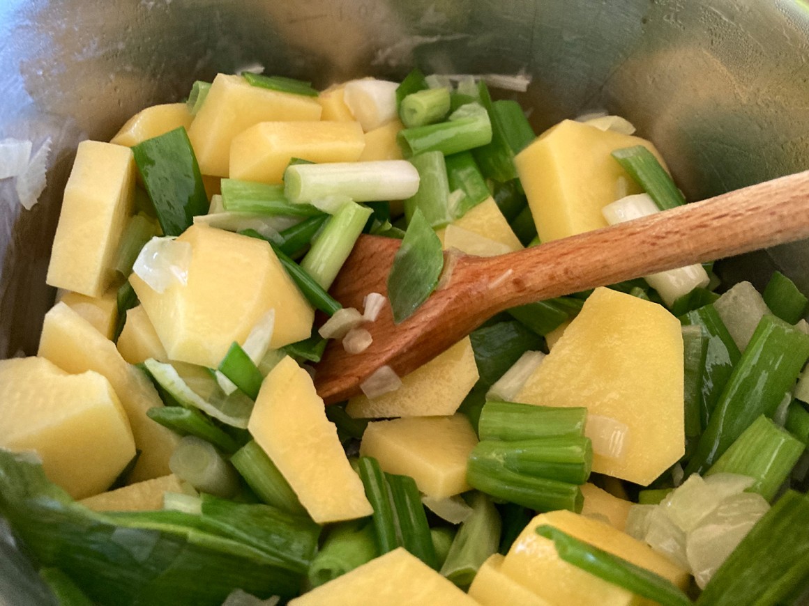 Cremesuppe mit Frühlingszwiebeln und Kartoffeln