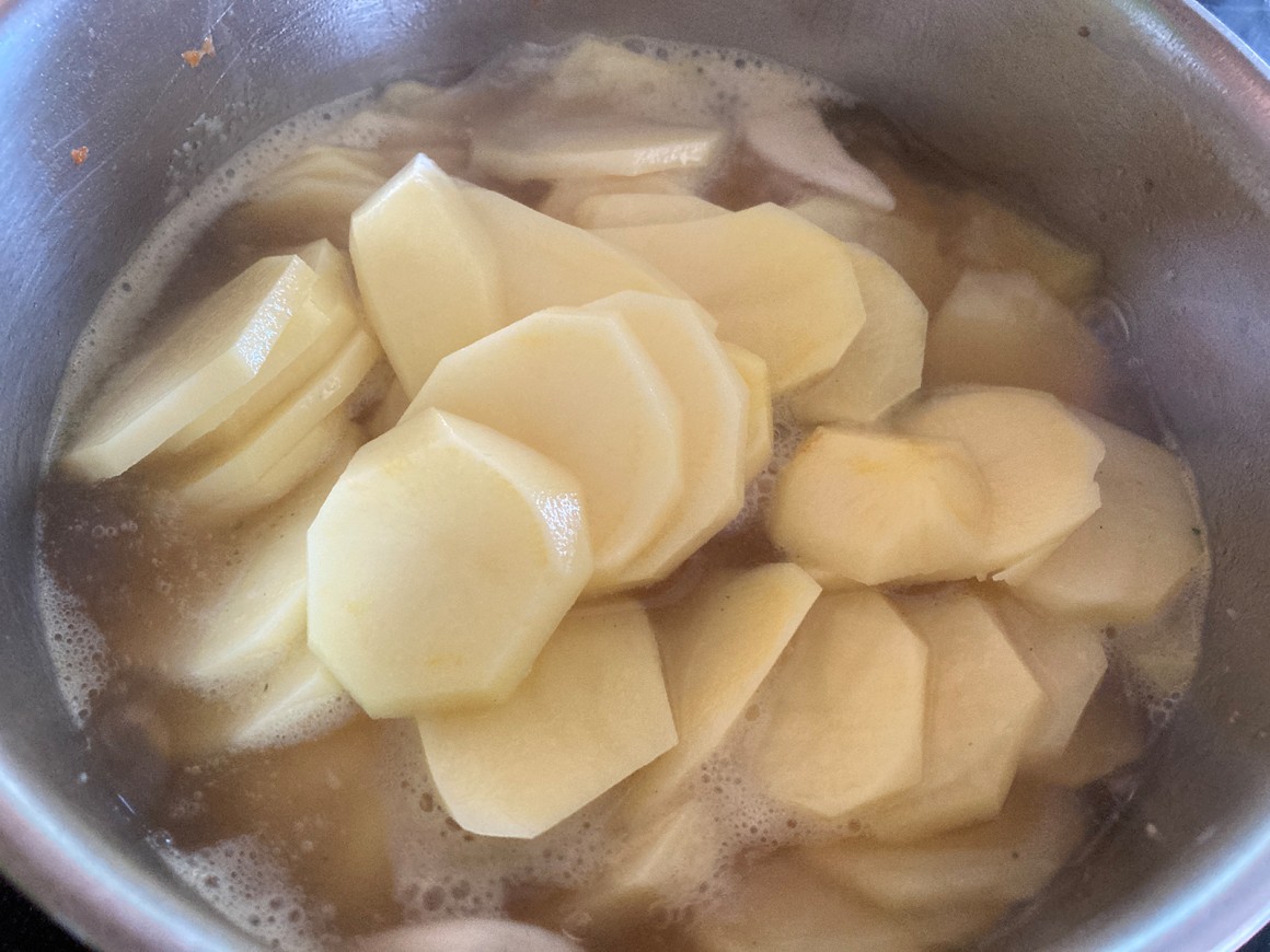 Einfaches Kartoffelgratin ohne Milch und Sahne