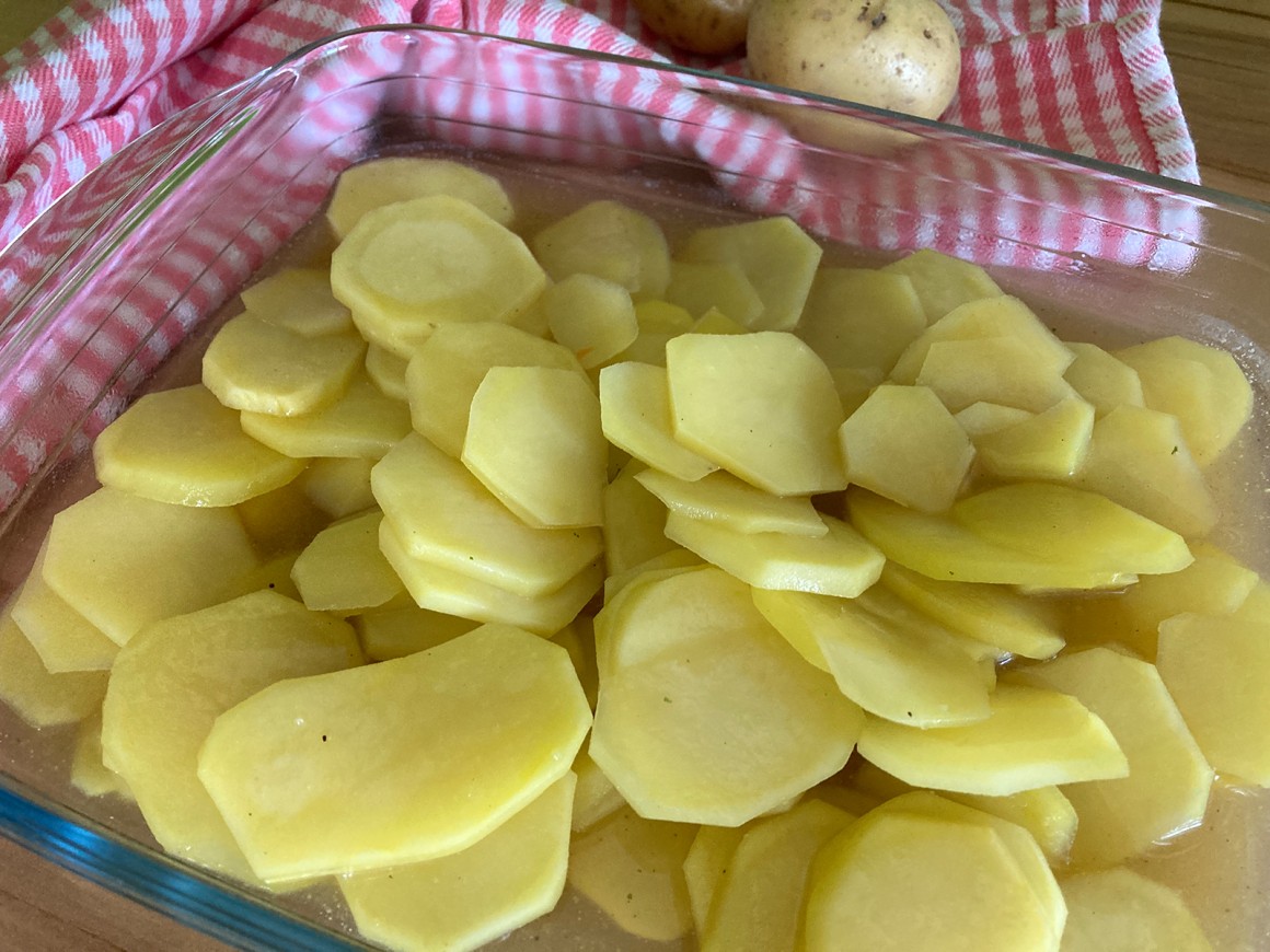 Einfaches Kartoffelgratin ohne Milch und Sahne