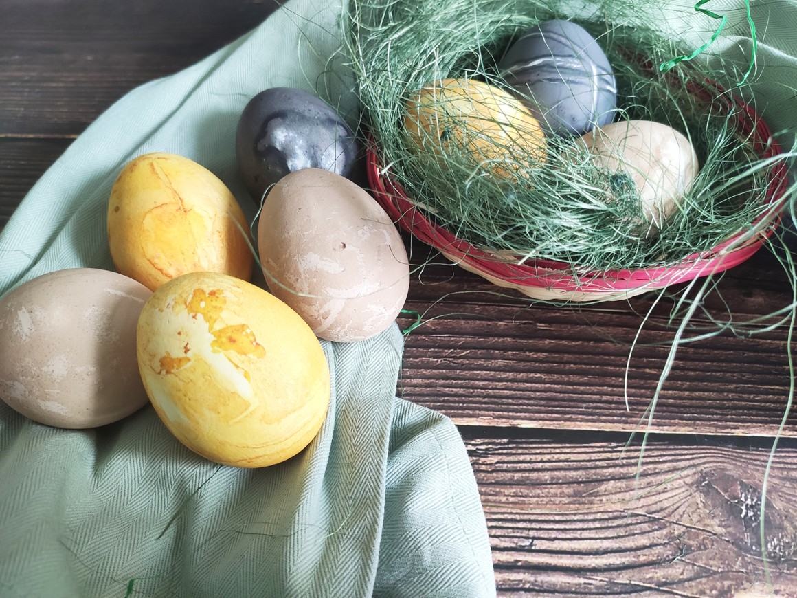 Ostereier färben mit Naturmaterialien 