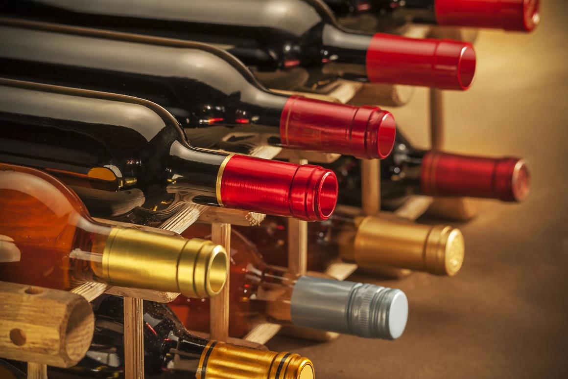 Bei der Lagerung von Wein gilt: Korken lagern liegend, Schraubverschlüsse dürfen stehen.