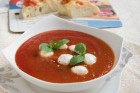 Tomatensuppe mit Mozzarella