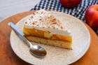 Apfeltorte mit Sahne und Zimt