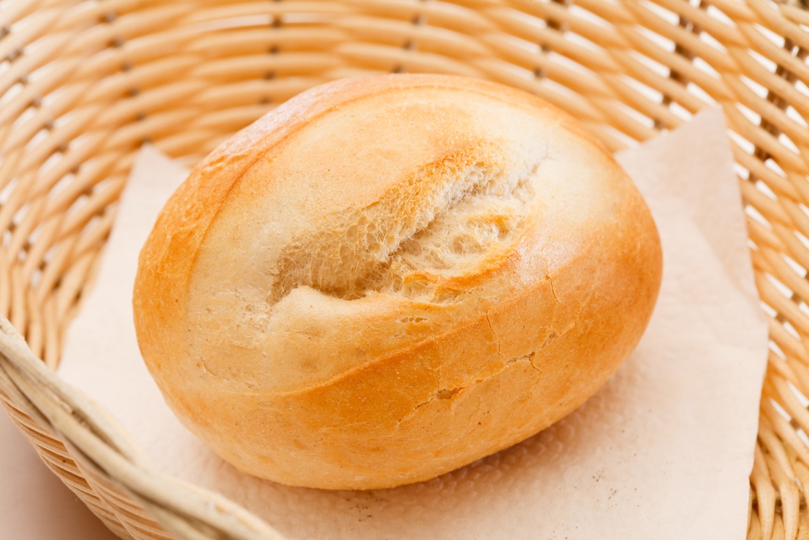 Trockene Brötchen wieder frisch machen