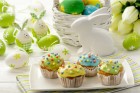 Ostermuffins mit buntem Zuckerguss