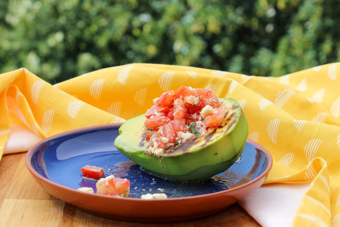 Gegrillte Avocado mit Fetacreme