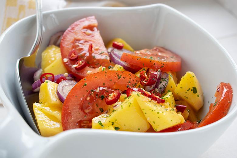 Fruchtiger Salat mit Mango und Tomaten