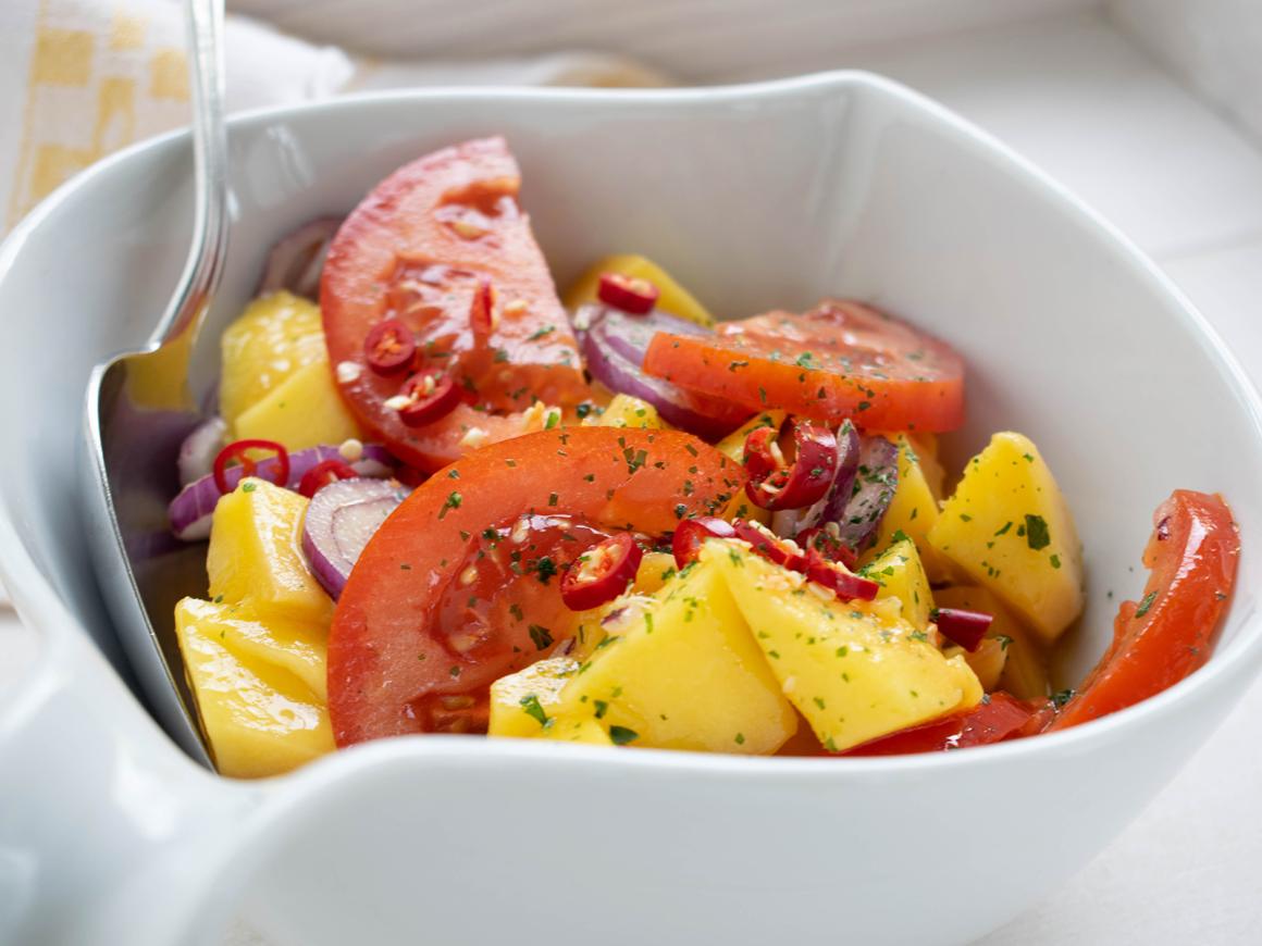 Fruchtiger Salat mit Mango und Tomaten