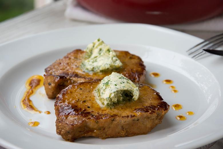 Schweinesteaks mit Kräuterbutter und Chiliöl