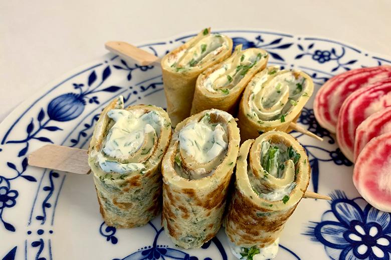 Kräuterpfannkuchen mit Rucola-Schmand