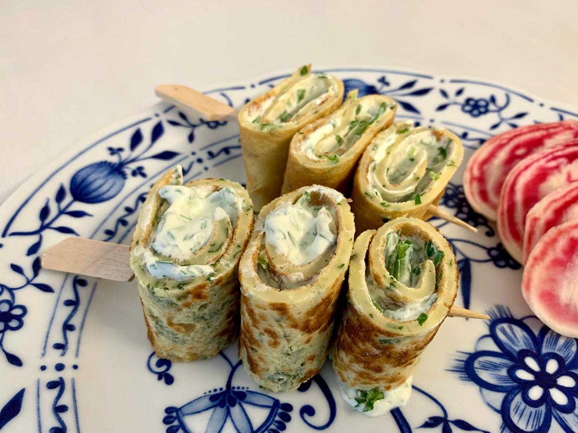 Kräuterpfannkuchen mit Rucola-Schmand