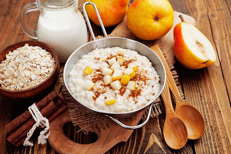 Einfacher Porridge mit Birne und Zimt