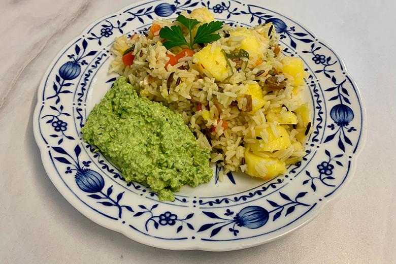 Mangoreis mit Erbsenhummus