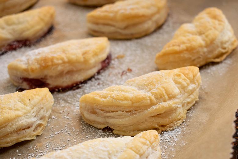 Blätterteighäppchen mit Himbeeren und Ricotta