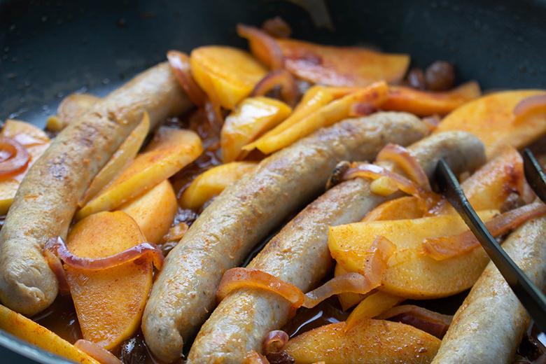 Bratwurstpfanne mit Äpfeln