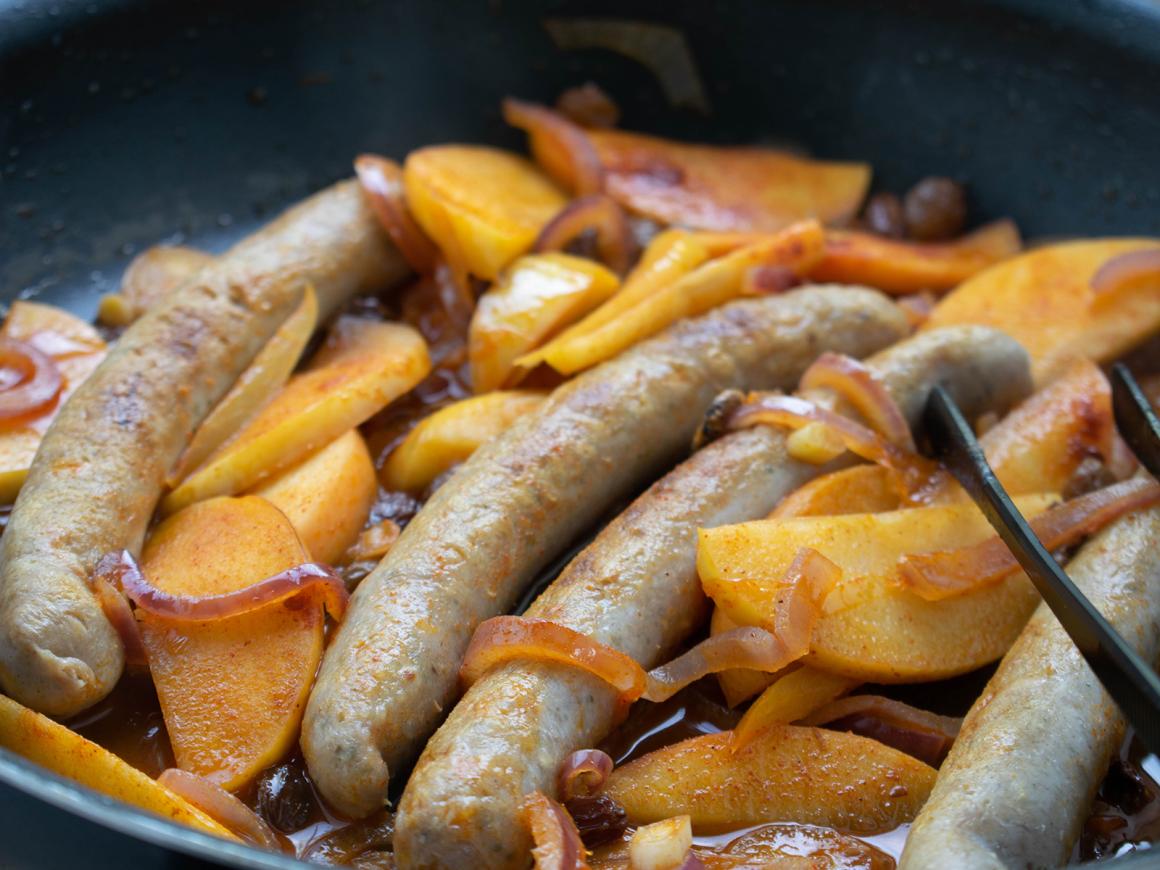 Bratwurstpfanne mit Äpfeln