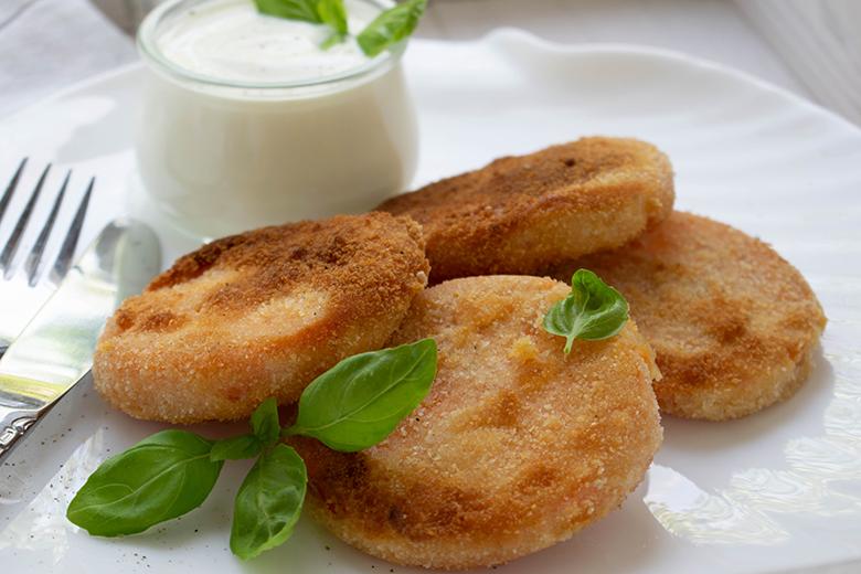 Wurst-Taler mit Joghurt-Dip