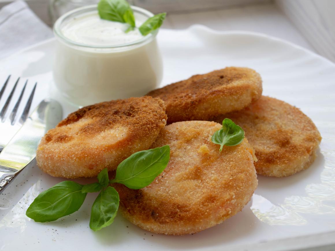 Wurst-Taler mit Joghurt-Dip