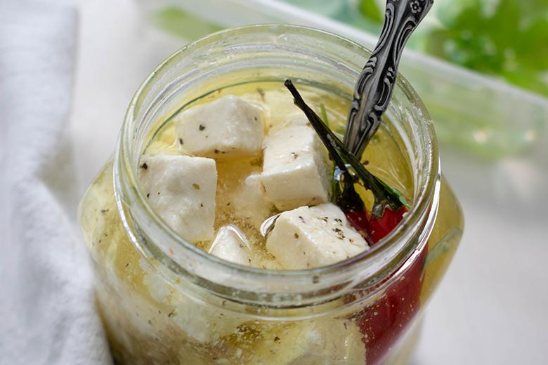 Eingelegter Feta mit Kräutern