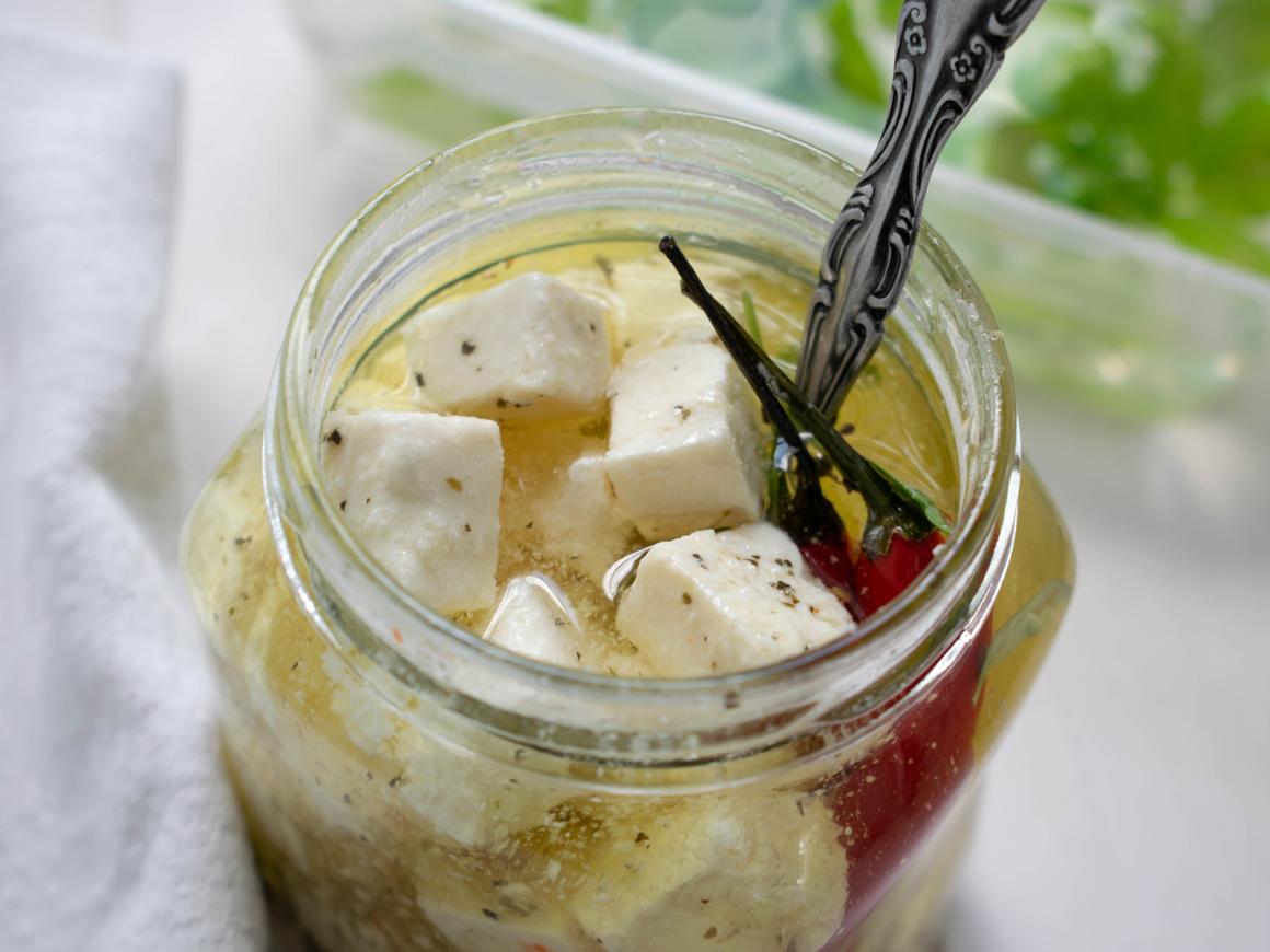 Eingelegter Feta mit Kräutern