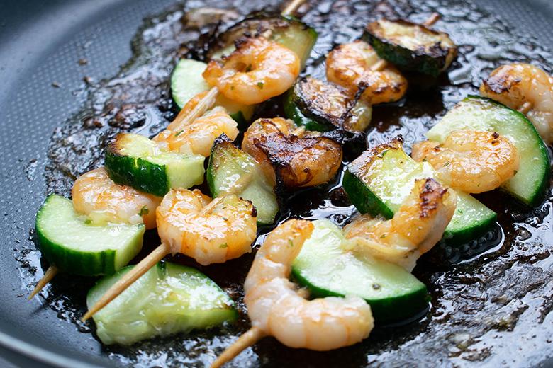 Grillspieße mit Garnelen und Gurken