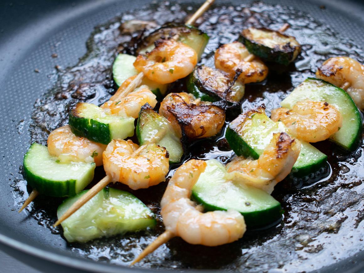 Grillspieße mit Garnelen und Gurken