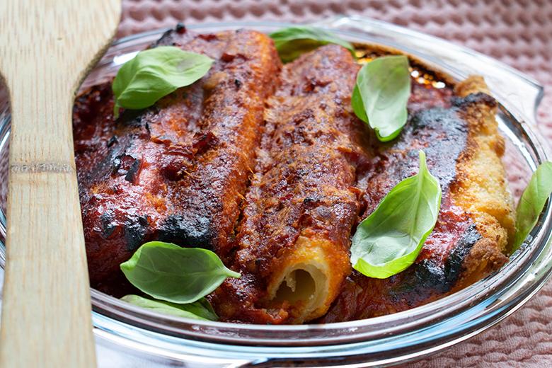 Käserollen mit Tomatensoße