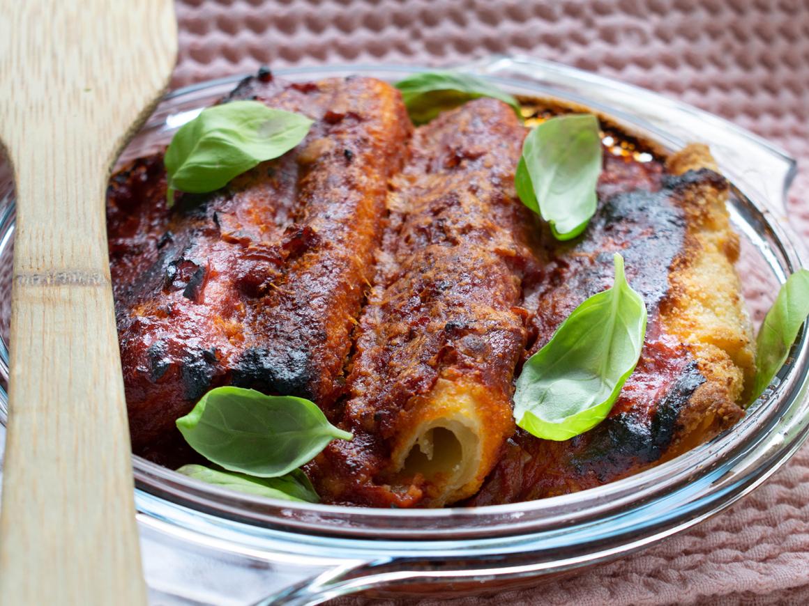 Käserollen mit Tomatensoße