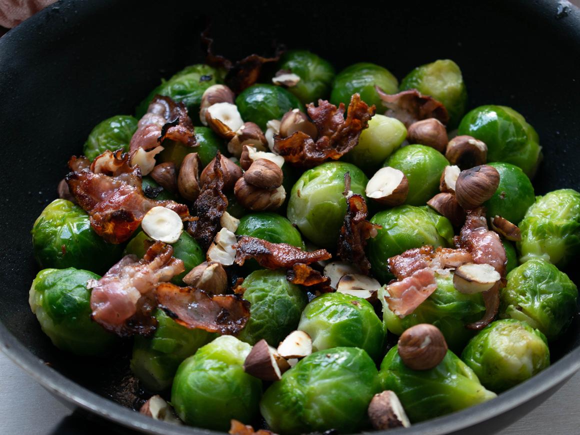 Rosenkohlpfanne mit Speck und Nüssen
