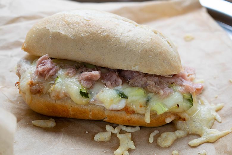 Überbackene Brötchen mit Thunfisch