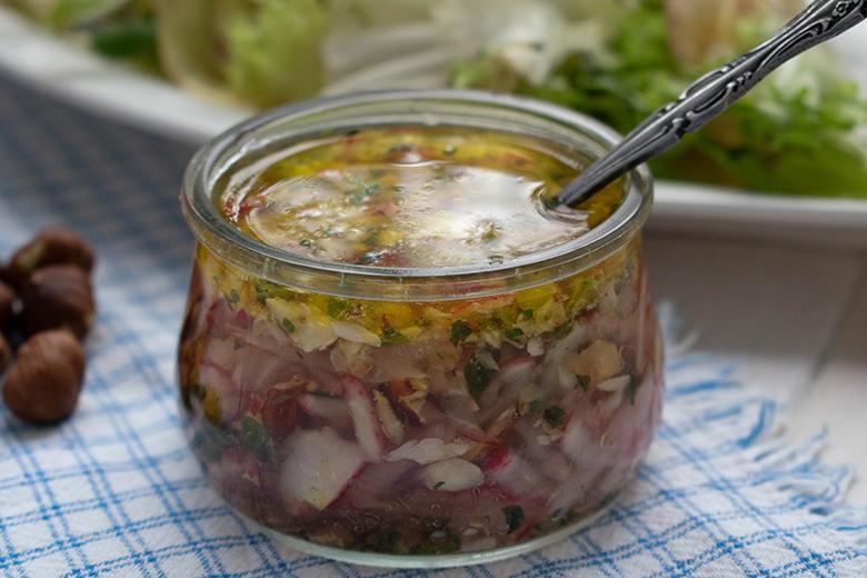 Vinaigrette mit Radieschen und Nüssen