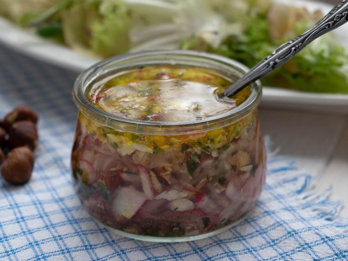 Vinaigrette mit Radieschen und Nüssen