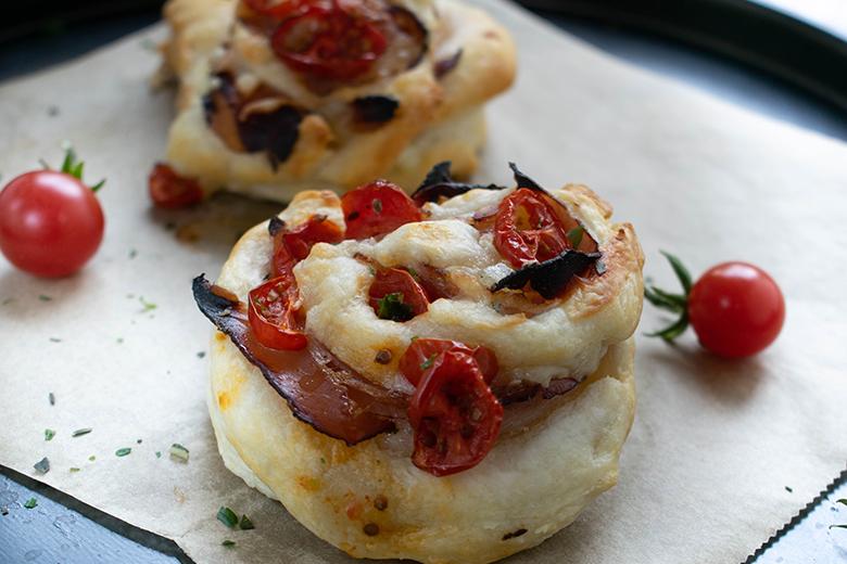 Blätterteigschnecken mit Bacon und Eggs
