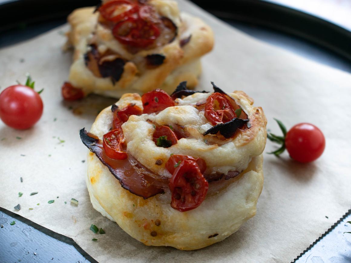 Blätterteigschnecken mit Bacon und Eggs