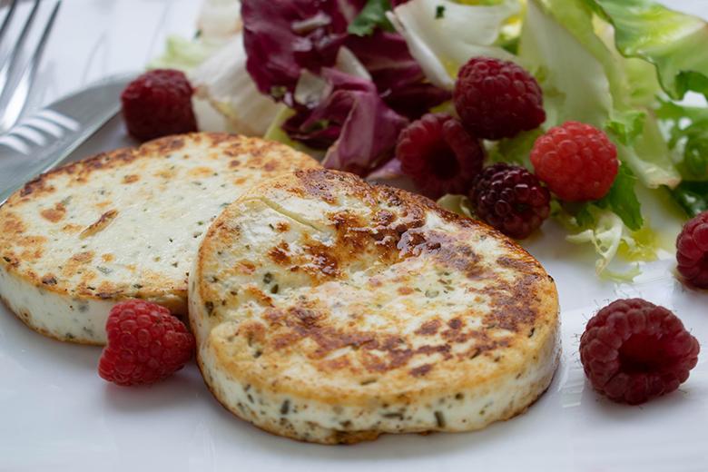 Bunter Salat mit gegrilltem Halloumi