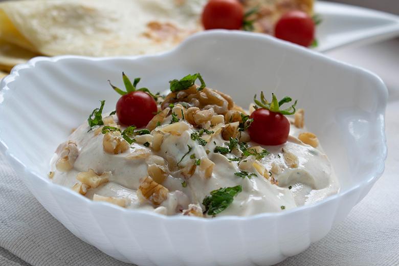 Frischkäse mit Tomaten und Walnüssen